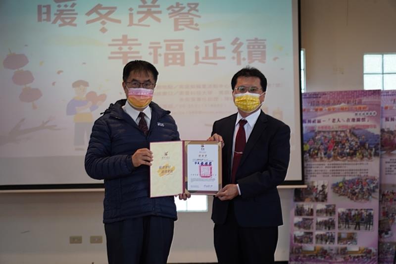 台南市市長黃偉哲(左)頒發感謝狀予南臺科大主秘朱志良。