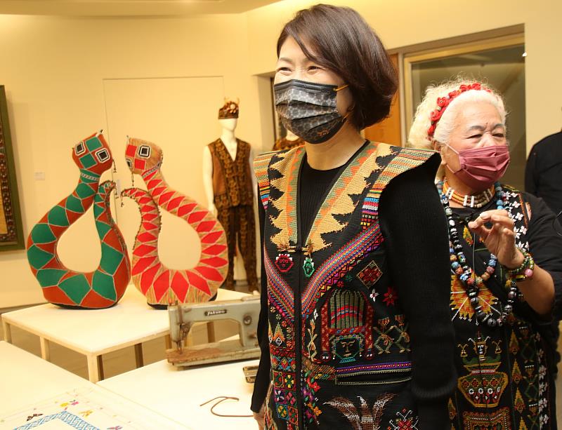 臺東「人間國寶」陳利友妹刺繡展開幕 饒慶鈴盼透過傳統工藝延續原民文化