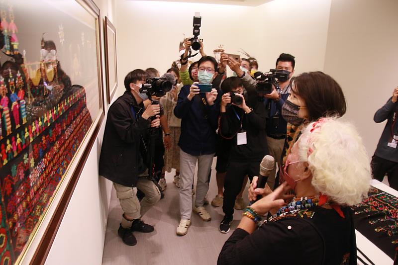 臺東「人間國寶」陳利友妹刺繡展開幕 饒慶鈴盼透過傳統工藝延續原民文化
