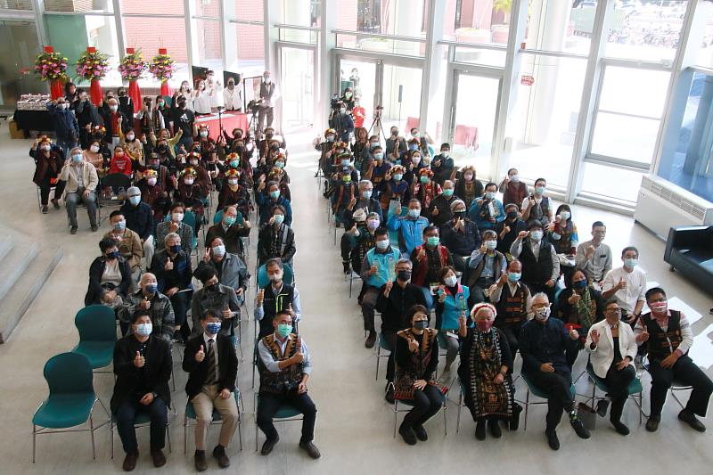 臺東「人間國寶」陳利友妹刺繡展開幕 饒慶鈴盼透過傳統工藝延續原民文化