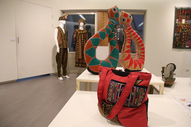 臺東「人間國寶」陳利友妹刺繡展開幕 饒慶鈴盼透過傳統工藝延續原民文化
