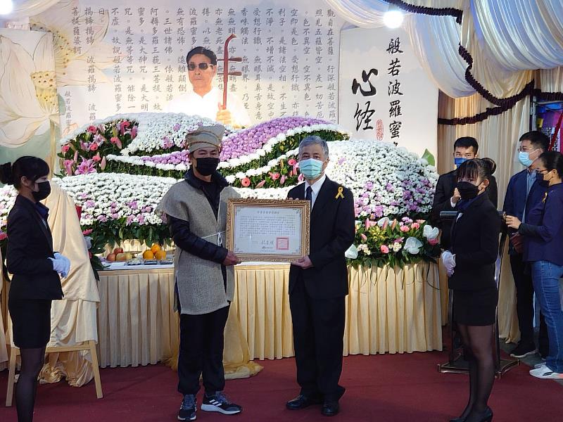 1110116客家委員會范佐銘副主任委員代表楊長鎮主委出席鍾彩祥先生告別式，並頒發褒揚狀。