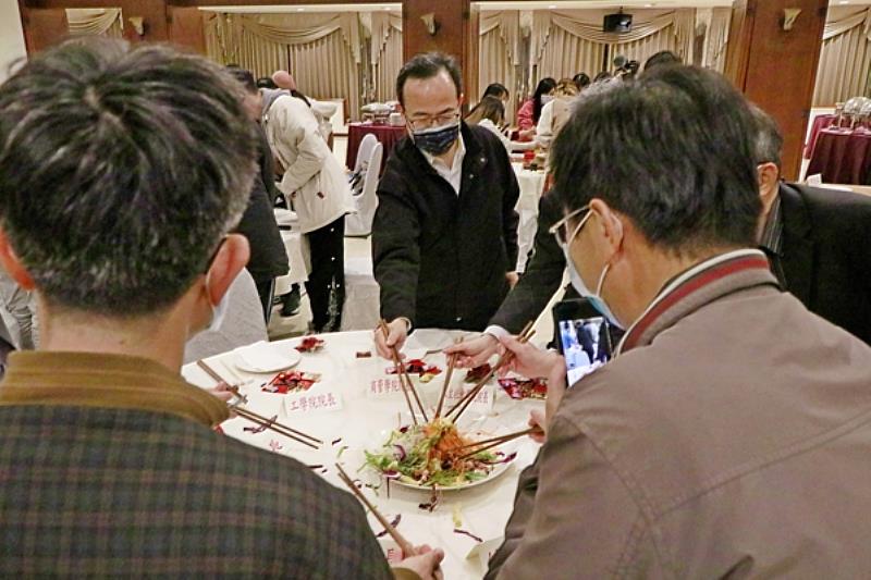 南臺科技大學舉辦僑陸生111年春節師生聯歡餐會 之情形。