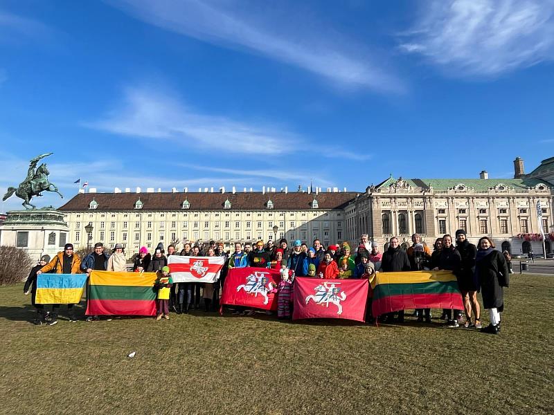 駐奧地利代表處大使張小月受邀參加立陶宛舉辦維也納捍衛自由者日紀念活動合照