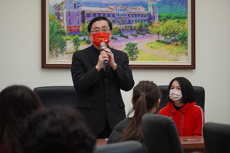趙校長感謝溫老師擔任駐地教育家，為偏鄉帶入創新教學法