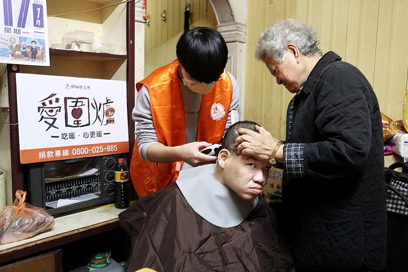 伊甸特地安排義剪志工，親自前往家中為尹小弟剪髮打理面容。