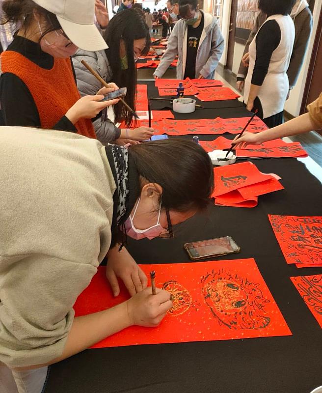 南華大學視設系春納迎新年，學生踴躍參與活動，揮毫創作。