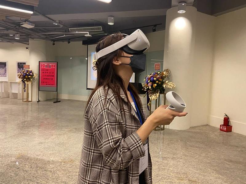 數媒系規劃的「元宇宙」虛擬展，參觀者只要戴上VR眼鏡，即可進入虛擬世界，感受全新體驗（資料畫面來源：義守大學提供）。