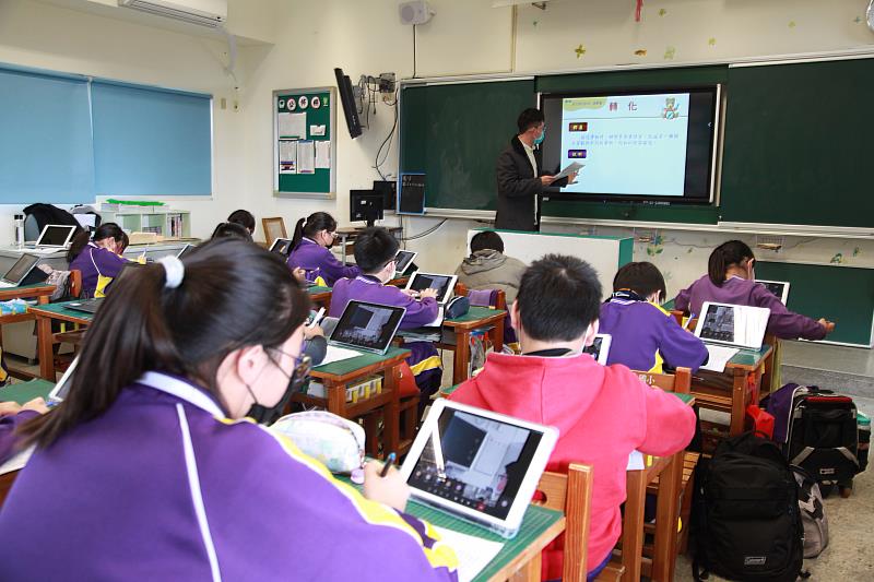 防疫線上教學 嘉義縣啟動數位學習專案辦公室-雖為月考週，安東國小師生依然利用上課時間進行線上教學演練