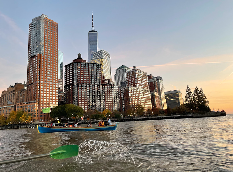 圖說2. 紐約是很發達的海港，盛行水上計程車，紐約海港每年舉辦青少年划船比賽。(圖片提供/靈鷲山佛教教團)