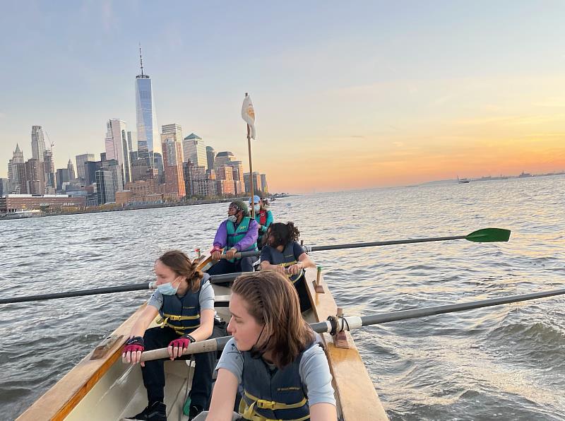 圖說1藉由協助紐約海洋高中划船社影像記錄，靈鷲山與紐約高中合作，推動環保影片教學計劃。 (圖片提供/靈鷲山佛教教團)