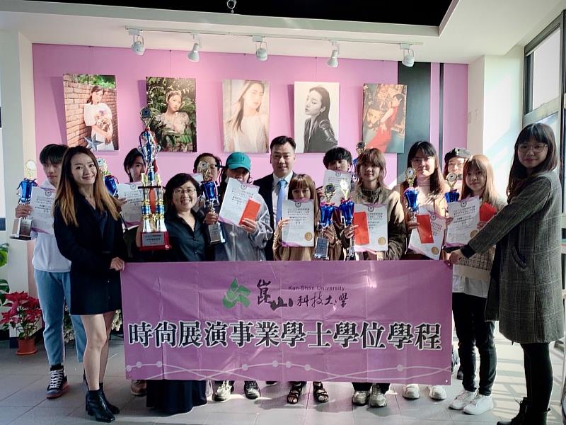 李天祥校長鼓勵時尚學程參賽獲獎同學