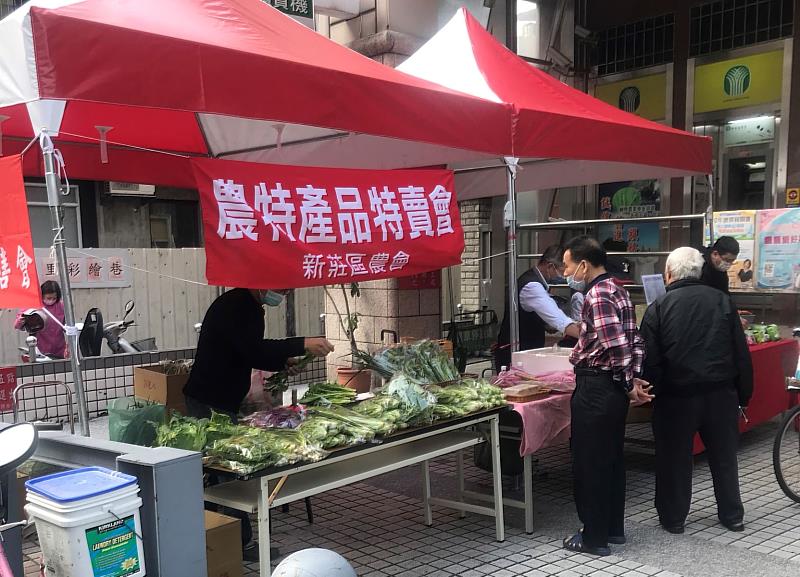 青農希望市集於新莊農會中港分部辦理，現場販售新鮮現採蔬菜