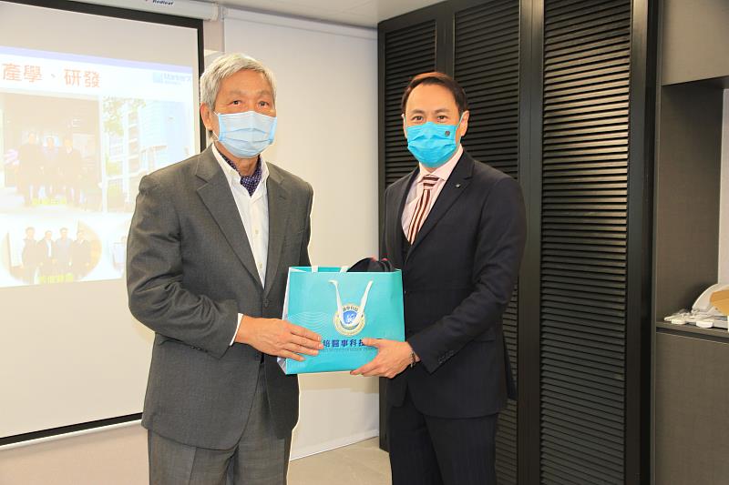 元培代理校長蔡世傑校長(左)訪現任聯醫生技公司總經理的校友李彥賢(右)。