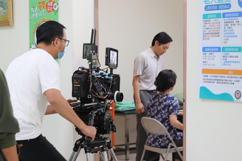 大愛電視台「天下第一招」劇組在導演林博生的帶領下，進駐中華醫大展開為期兩天的拍片