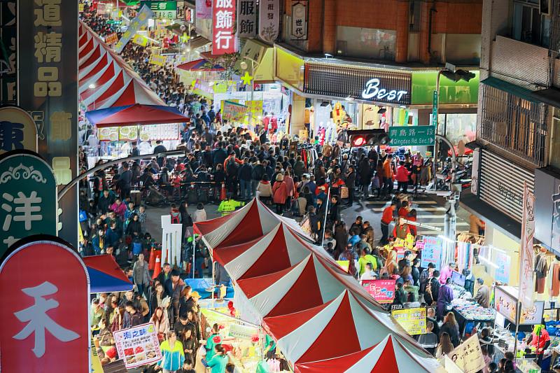 在農曆年前舉辦的「天津年貨大街」，是許多服裝愛好者的天堂 圖片來源：天津路服飾商圈提供