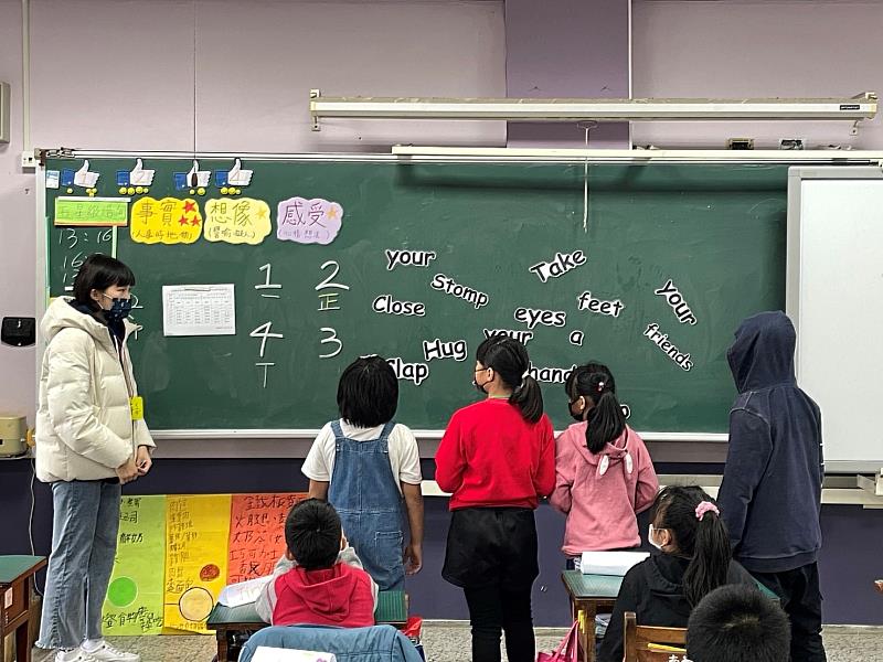 南華國小寒假英語科技營四年級英文歌曲教學。