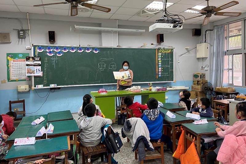 南華國小寒假英語科技營二年級品格繪本共讀。