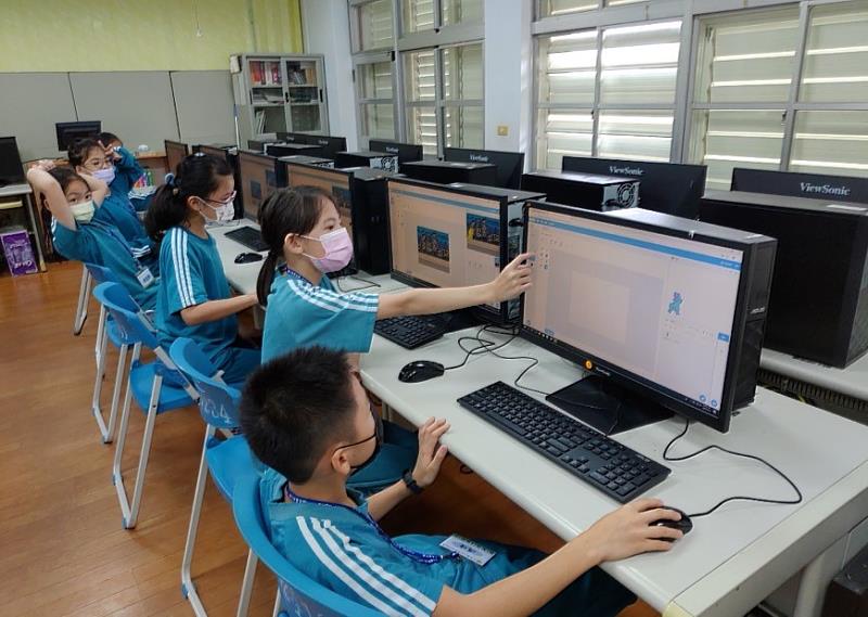 南華國小寒假英語科技營五年級程式教學。