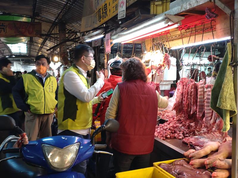 台南市政府團隊至傳統市場向攤商宣導防疫作為，期盼共守防疫加零好成績