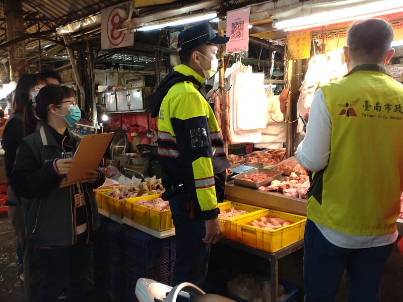 台南市政府團隊至傳統市場進行防疫宣導，確保防疫優質好成績