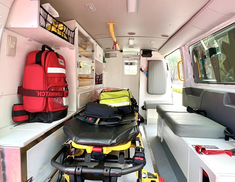 在地企業捐贈救護車 屏縣消防如虎添翼