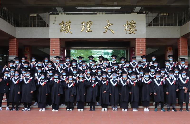 中華醫大新南向國際產學合作專班畢業生開心歡慶畢業
