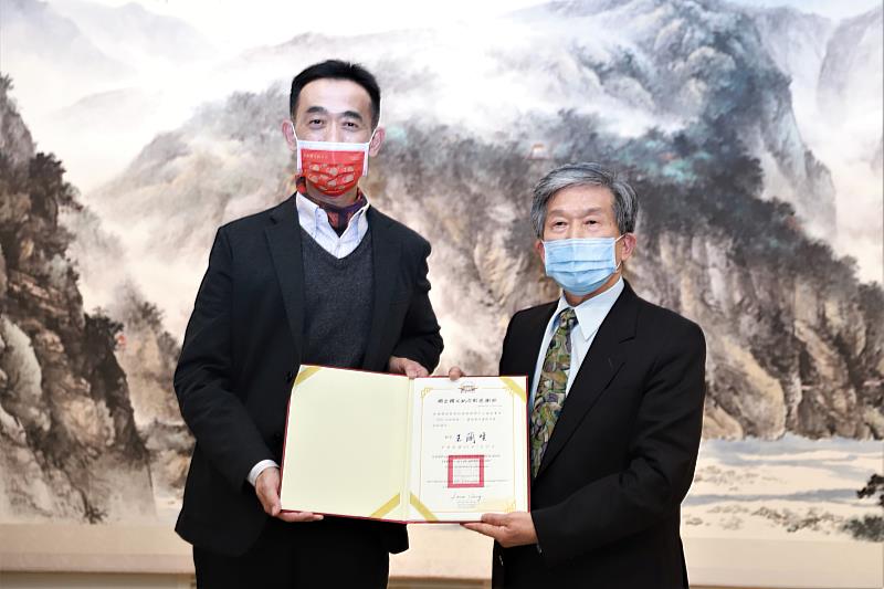 國父紀念館長王蘭生（左）致贈感謝狀予展出藝術家羅振賢