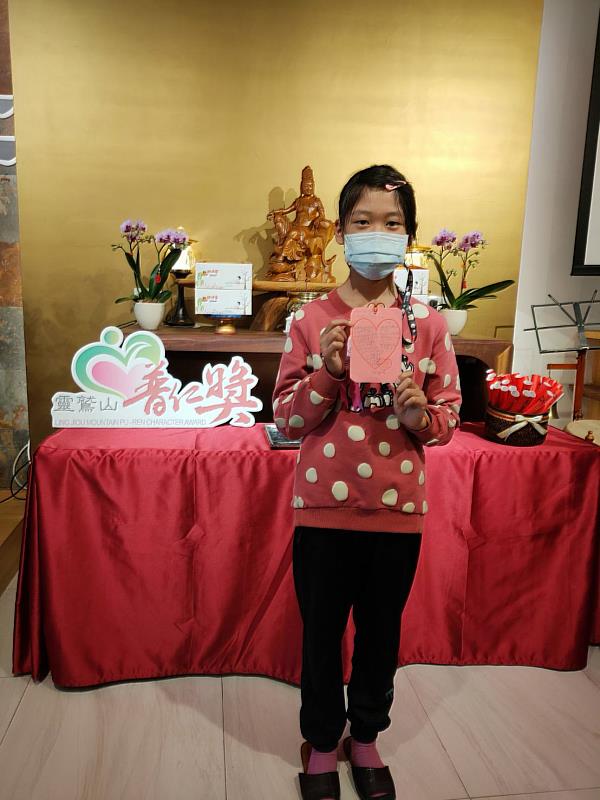 5、花蓮三民國小5年級潘映妤代表獲獎學生上台致詞，她說遇見困難，就是自己變強的時候！（靈鷲山佛教教團提供）