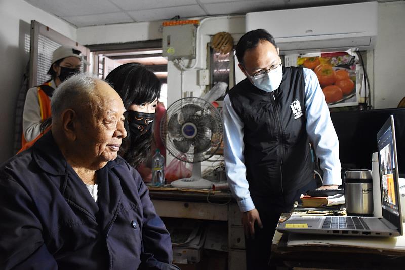 花蓮的鄭爺爺在台灣大哥大協助下，以遠端連線方式和無法到場的志工線上互動。