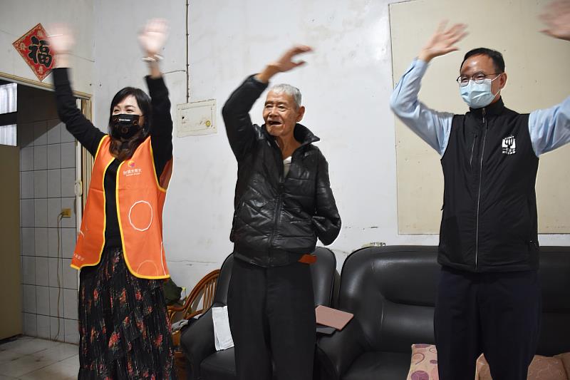 台灣大哥大同仁陪著花蓮的爺爺奶奶一起動唱跳，活動筋骨。