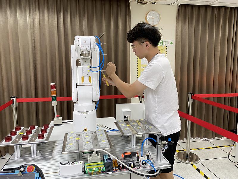 機器人工程師iPAS實作考場輔學生參加「機器人工程師初階術科證照」