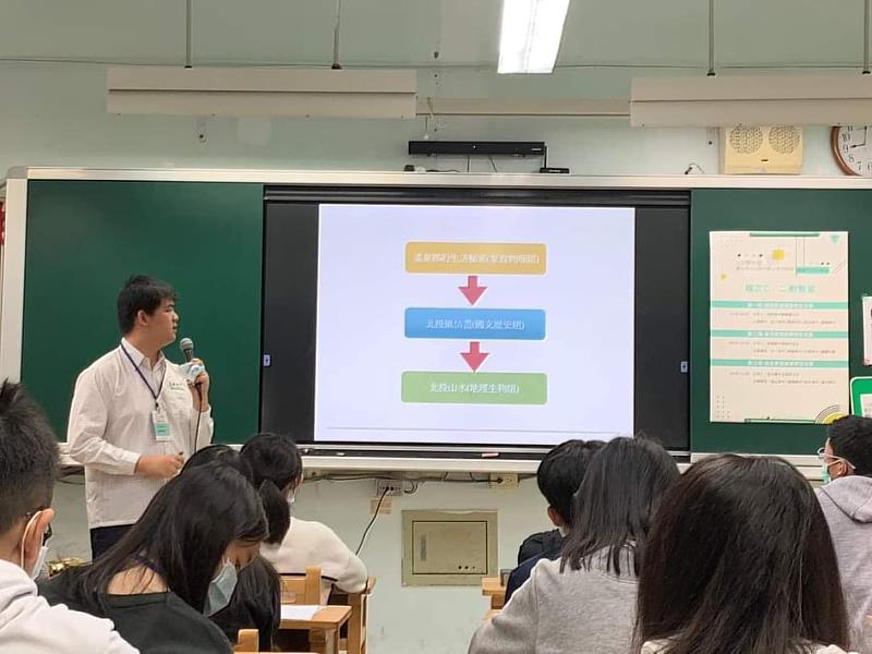 黃致豪同學在臺北市公立高中學生學習歷程檔案分享會報告。