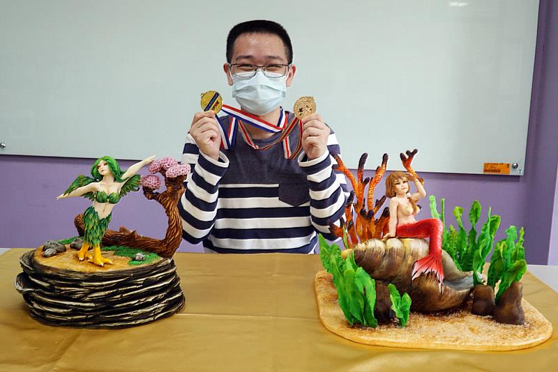 大葉大學設藝學院碩士生陳奕廷的翻糖蛋糕榮獲兩面金牌