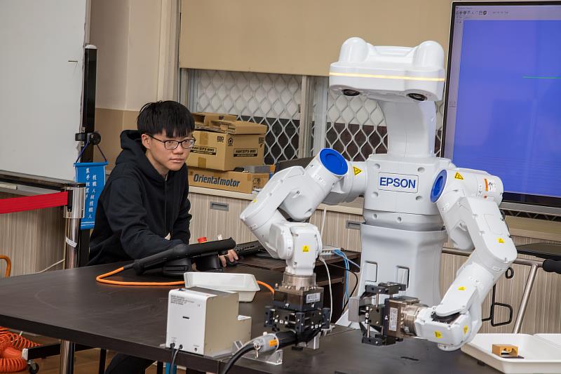 崑大機器人系於2018年正式成立「Epson機械手臂南部訓練中心」