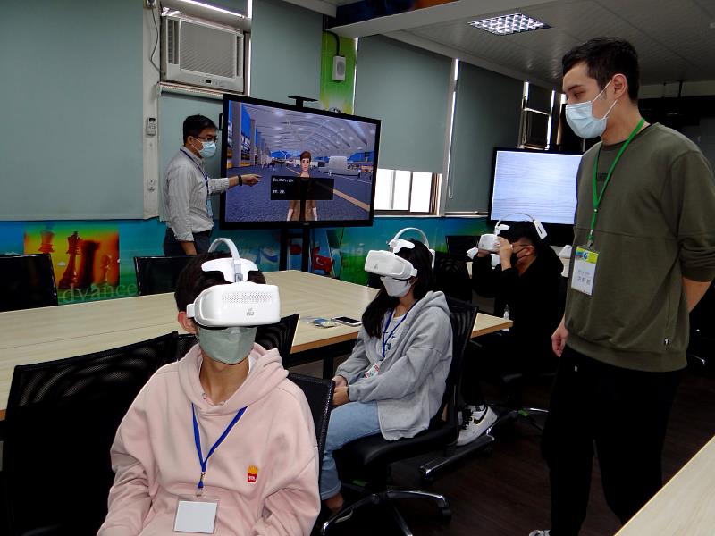 學員體驗VR驚奇連連。
