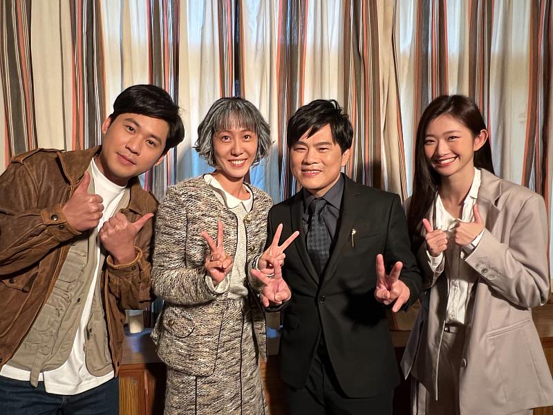 〈愛情照顧袂著的所在〉MV演員合影（左起：黃迪揚、張詩盈、蘇明淵、晏柔中）（圖／風潮音樂提供）