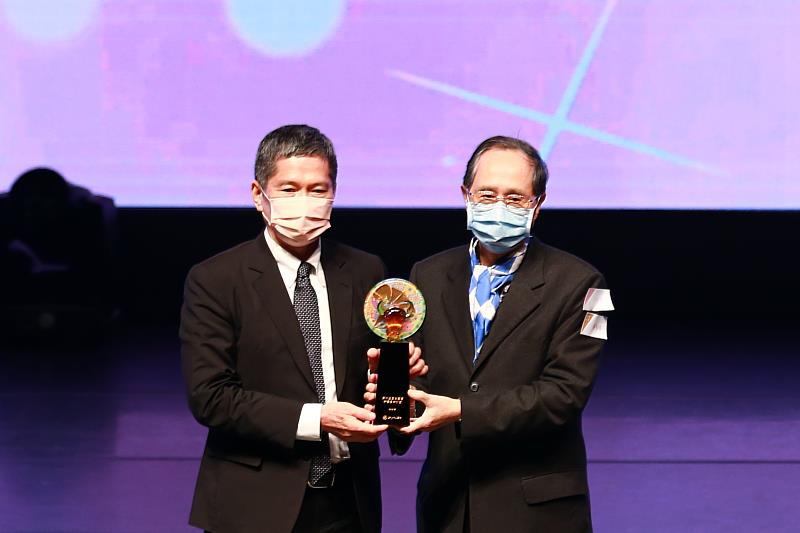 文化部長李永得（左）頒贈獎座予評審團特別獎得主林柏亭