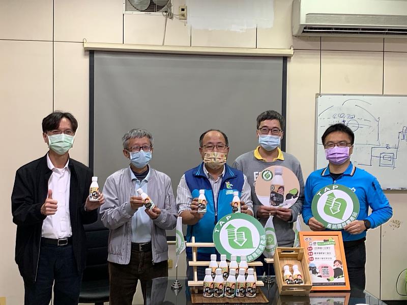 嘉農農產加工生產合作社所開發產銷履歷「漿究黑豆漿」，由臺南學甲區農會契作生產產銷履歷黑豆，生產過程全紀錄，將優質安全的產銷履歷黑豆以完美比例，全豆研磨，100%無添加消泡劑。