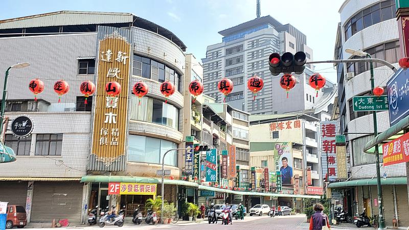 高雄鳳山三民路商圈為南臺灣最著名的傢俱商圈
