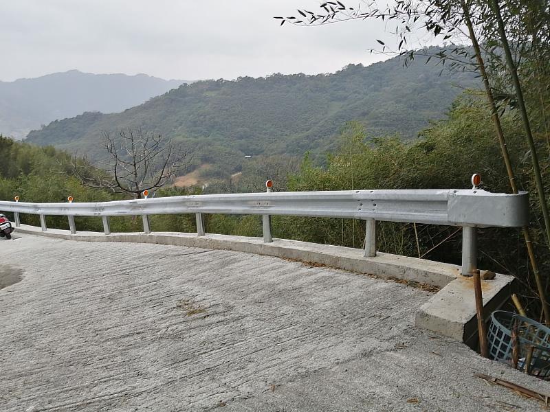 施工後道路下邊坡擋土及安全設施改善完成