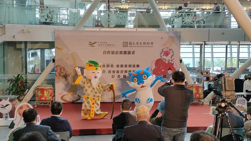 臺灣客家文化館的吉祥物「哈古」（右）（「哈」取自於客家話的客家的「客」，「古」則是取自客家話阿弟「牯」有頑皮小孩子之意。）以及伯公（左）在簽約儀式帶動氣氛。