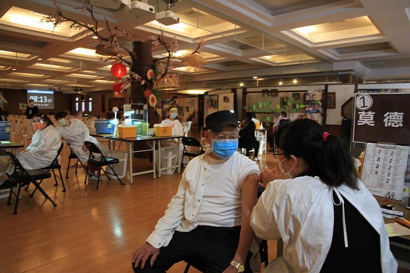 新竹市疫苗施打站都有元培護理系老師及校友服務民眾的身影