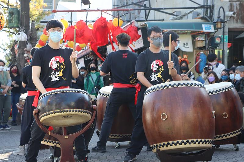 南臺科大雷鼓社同學於「虎年神農街花燈展」開幕儀式中表演。