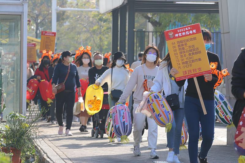 南臺科大學生手持彩繪花燈遊街之情形。