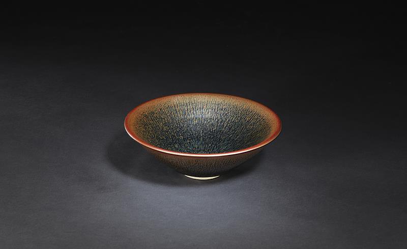 郭明慶老師燒出許多未曾見之釉色晶紋_圖為《金彩兔毫天目》