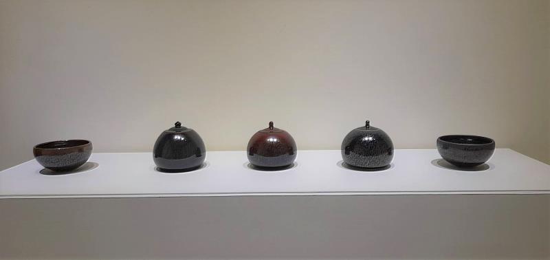 本展藝術家郭明慶鑽研天目釉彩40餘年之成果，累積近70餘件的精彩作品