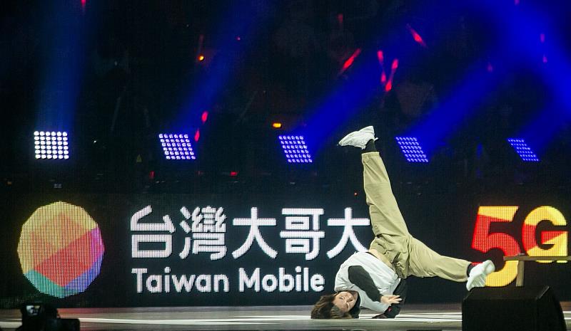 台灣大體育家族選手孫振在紅白舞台上大秀霹靂舞。