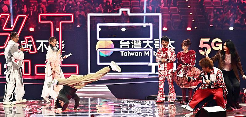 台灣大「勇敢追夢」計畫導演李祈悅與主持人納豆進行「5G對決」，現場PK拍片技巧用直播較勁。