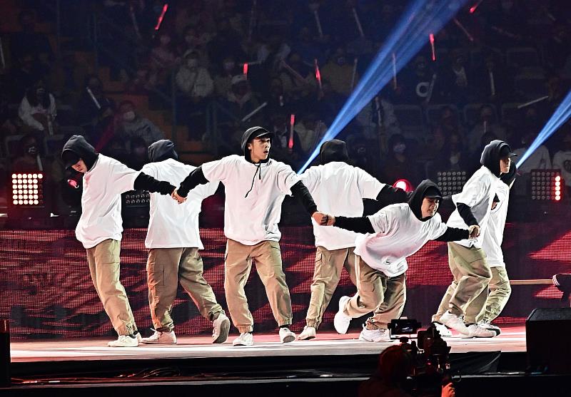 台灣大體育家族選手孫振展現高超舞技，讓紅白現場觀眾大飽眼福。